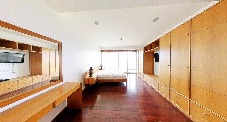 For rent 2 bedrooms condo in Pathum Wan, Bangkok