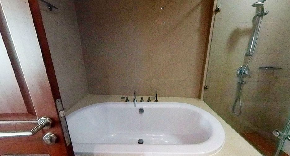 For rent 2 bedrooms condo in Pathum Wan, Bangkok