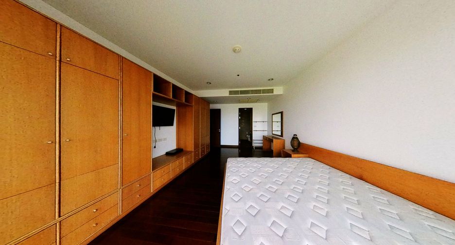 For rent 2 bedrooms condo in Pathum Wan, Bangkok