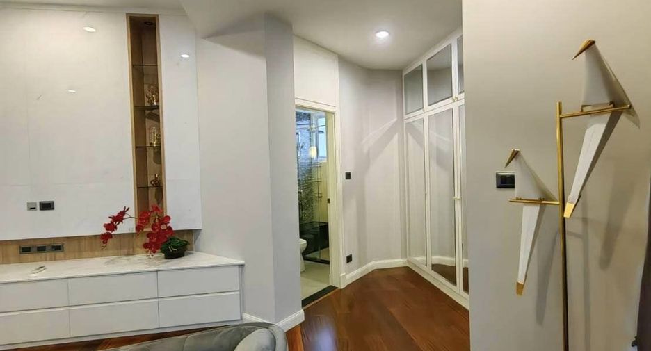 Wohnung zur Miete mit 4 Zimmer in Huai Khwang, Bangkok