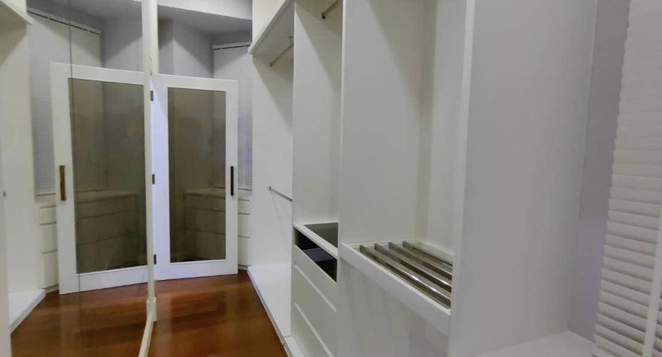 Wohnung zur Miete mit 4 Zimmer in Huai Khwang, Bangkok