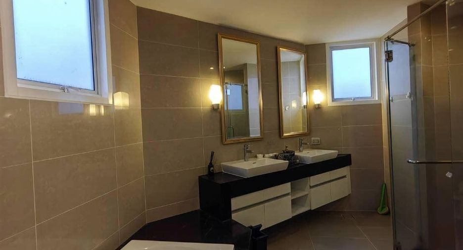 Wohnung zur Miete mit 4 Zimmer in Huai Khwang, Bangkok
