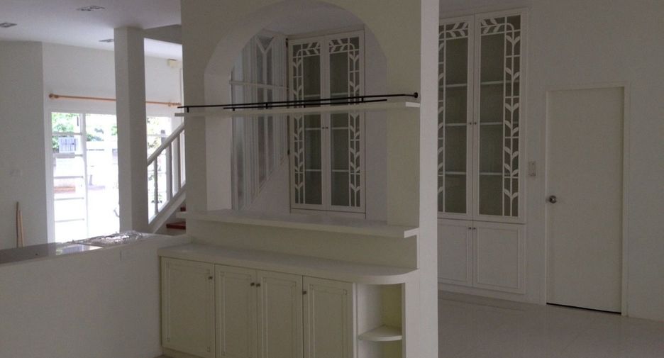 Reihenhaus zur Miete mit 3 Zimmer in Watthana, Bangkok