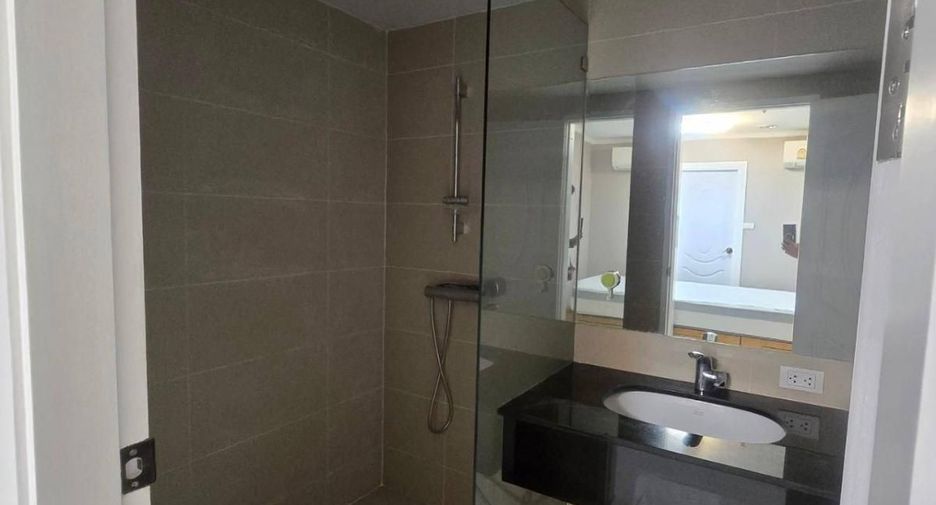 For rent 4 bedrooms condo in Huai Khwang, Bangkok