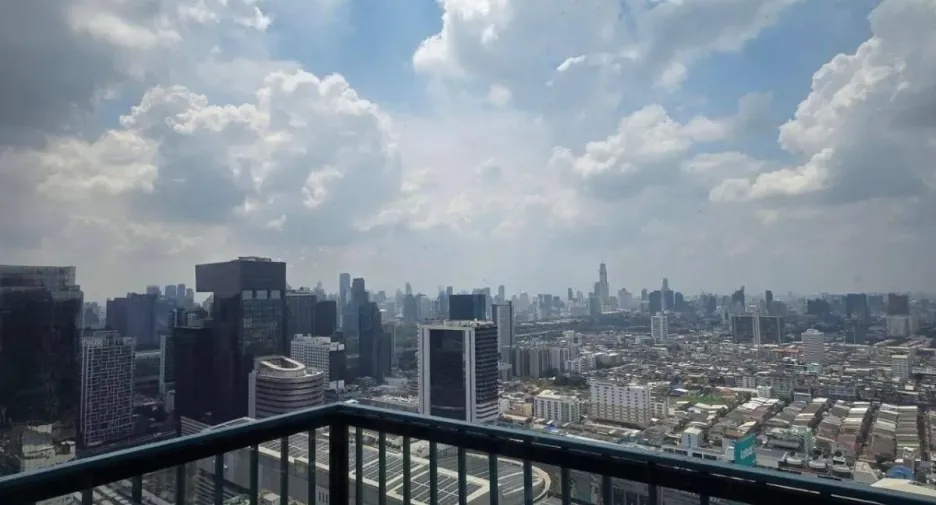 For rent 4 bedrooms condo in Huai Khwang, Bangkok