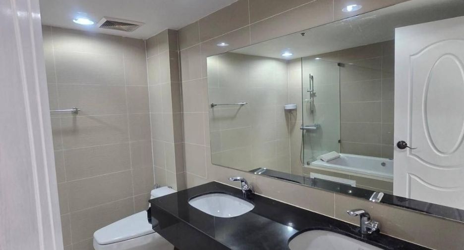 For rent 4 bedrooms condo in Huai Khwang, Bangkok