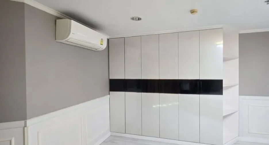 For rent 4 bedrooms condo in Huai Khwang, Bangkok