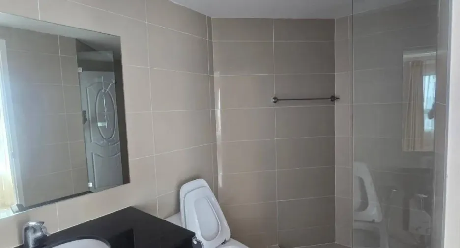 For rent 4 bedrooms condo in Huai Khwang, Bangkok
