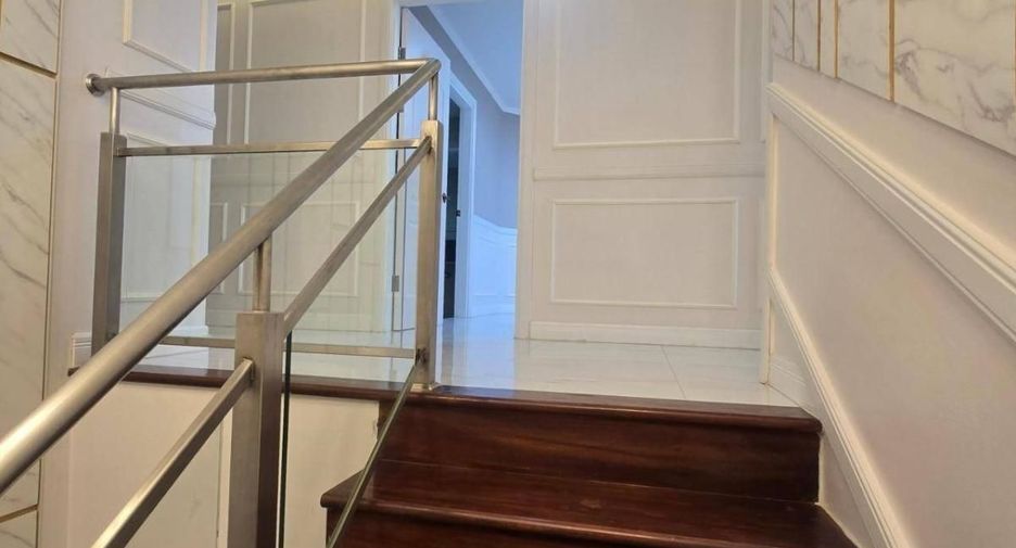 For rent 4 bedrooms condo in Huai Khwang, Bangkok