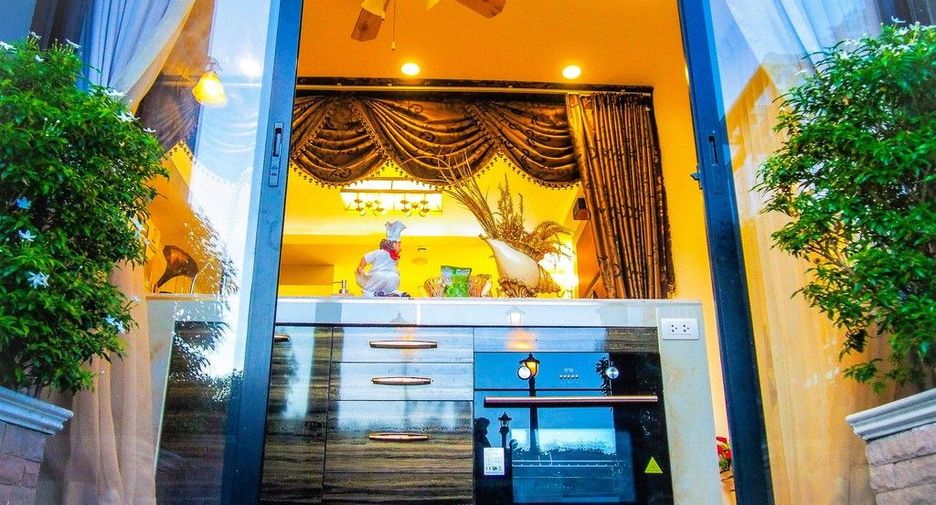 For rent 4 bedrooms condo in Watthana, Bangkok