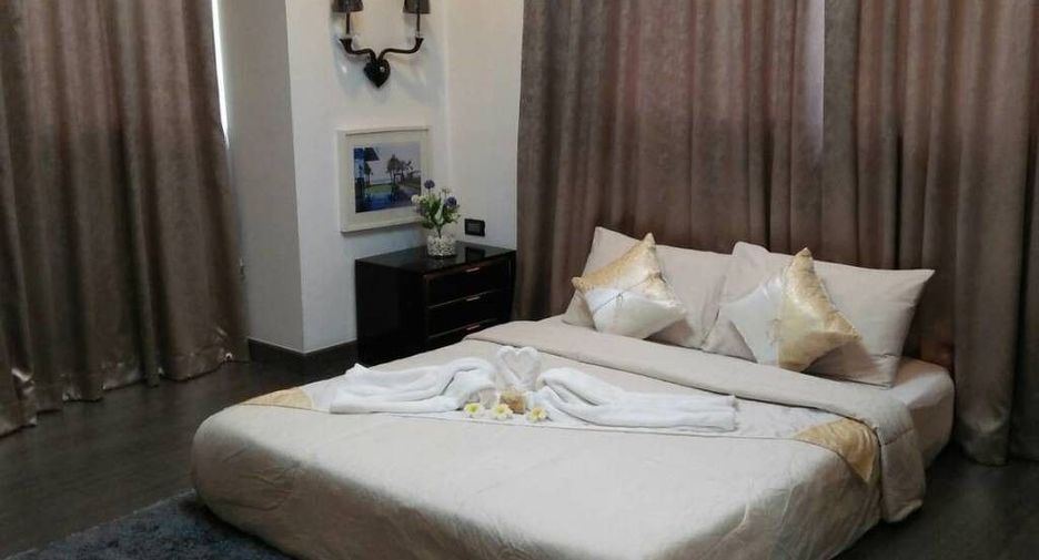 For rent 4 bedrooms condo in Watthana, Bangkok