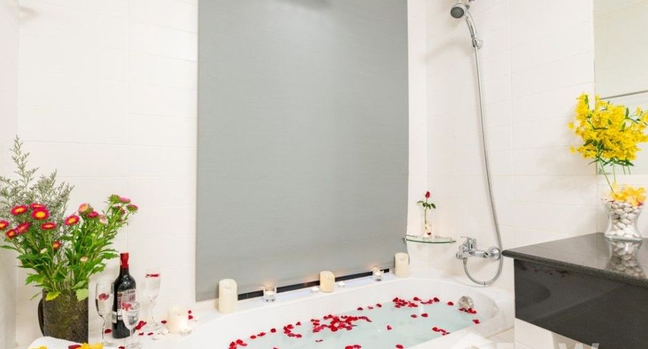 For rent 4 bedrooms condo in Watthana, Bangkok