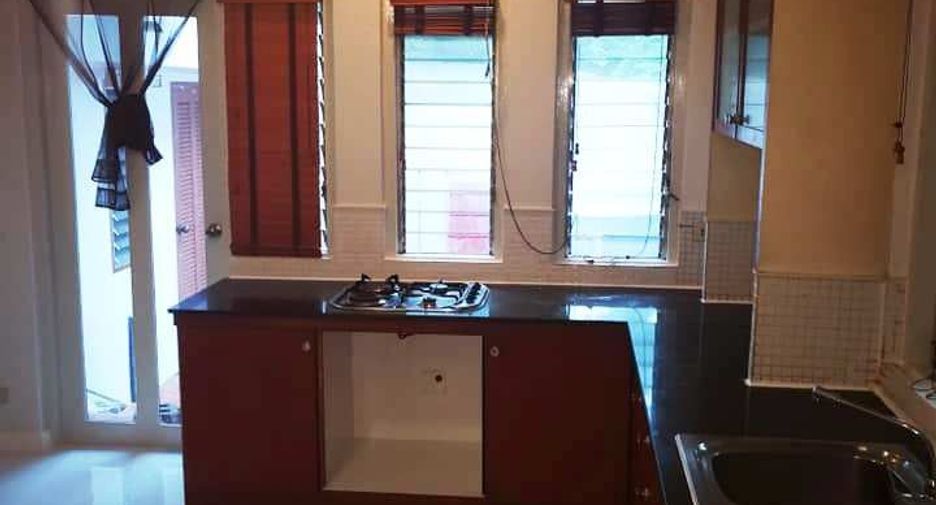 For rent 4 bedrooms townhouse in Watthana, Bangkok