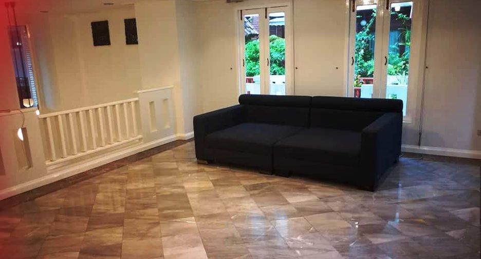 For rent 4 bedrooms townhouse in Watthana, Bangkok