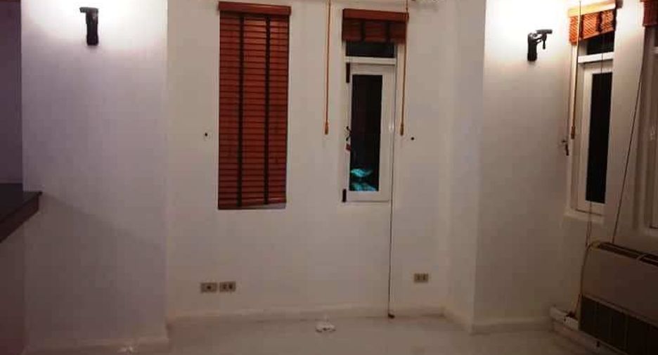 For rent 4 bedrooms townhouse in Watthana, Bangkok