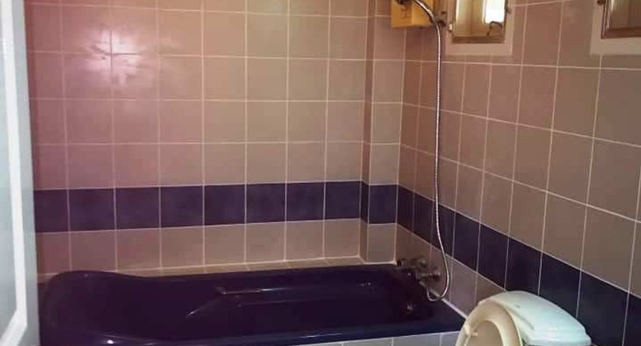 For rent 4 bedrooms townhouse in Watthana, Bangkok