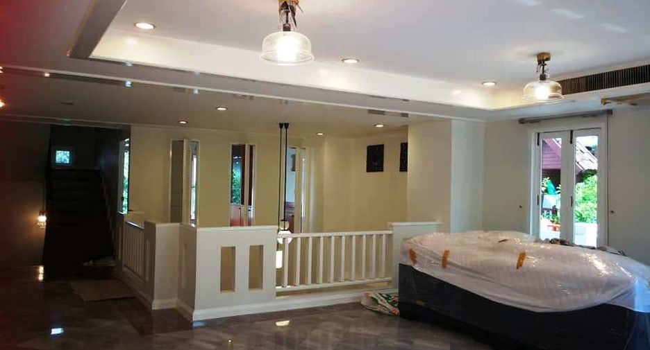 For rent 4 bedrooms townhouse in Watthana, Bangkok