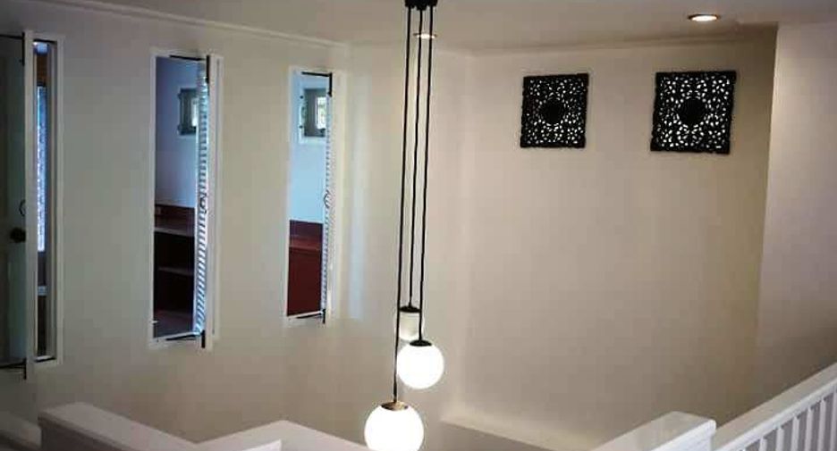For rent 4 bedrooms townhouse in Watthana, Bangkok