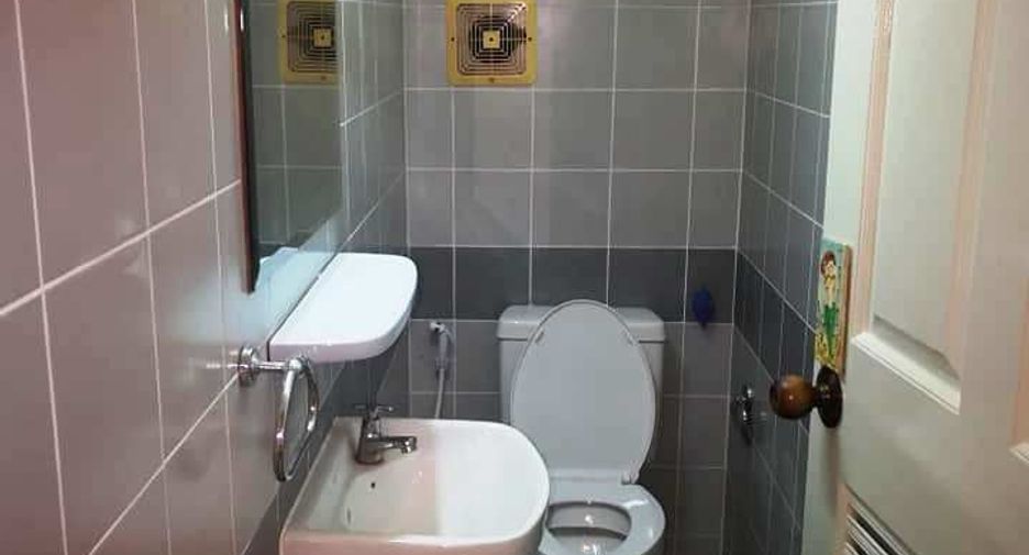 For rent 4 bedrooms townhouse in Watthana, Bangkok