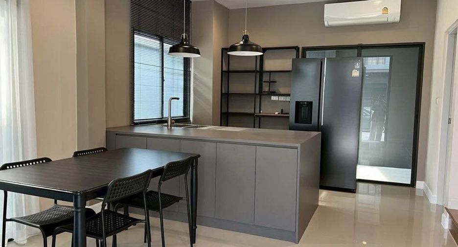 For rent 2 bedrooms townhouse in Saphan Sung, Bangkok