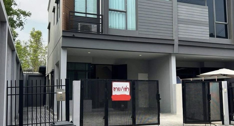 For rent 2 bedrooms townhouse in Saphan Sung, Bangkok