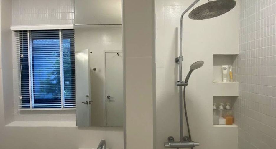 For rent 2 bedrooms townhouse in Saphan Sung, Bangkok