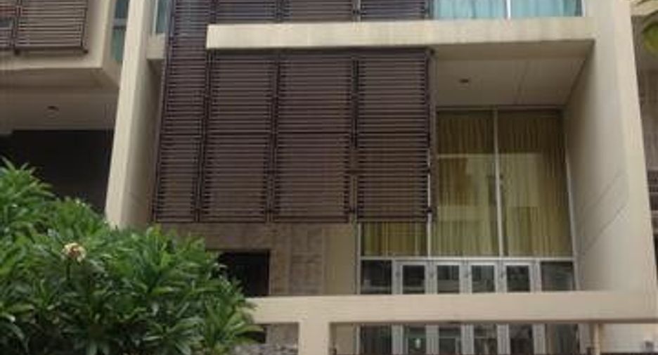 For rent 3 bedrooms condo in Yan Nawa, Bangkok