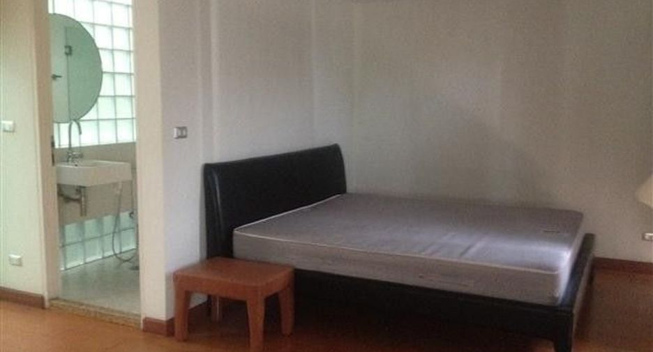 For rent 3 bedrooms condo in Yan Nawa, Bangkok