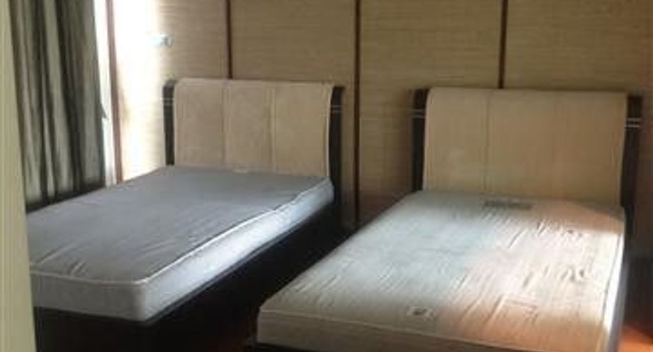 For rent 3 bedrooms condo in Yan Nawa, Bangkok