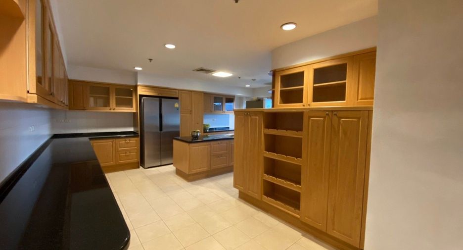 For rent 6 bedrooms condo in Watthana, Bangkok