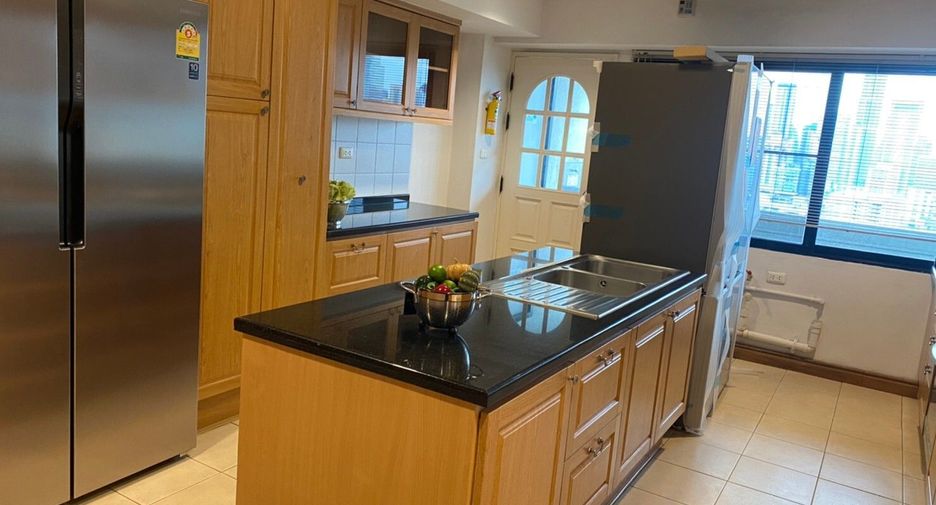 For rent 6 bedrooms condo in Watthana, Bangkok