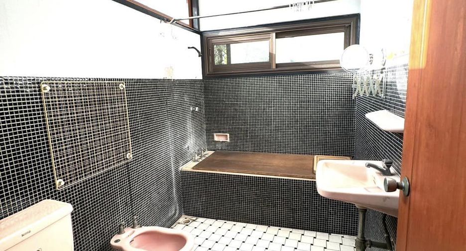 For rent 3 bedrooms house in Watthana, Bangkok