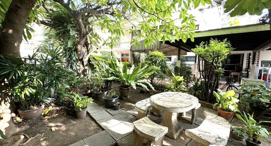 For rent 3 bedrooms house in Watthana, Bangkok