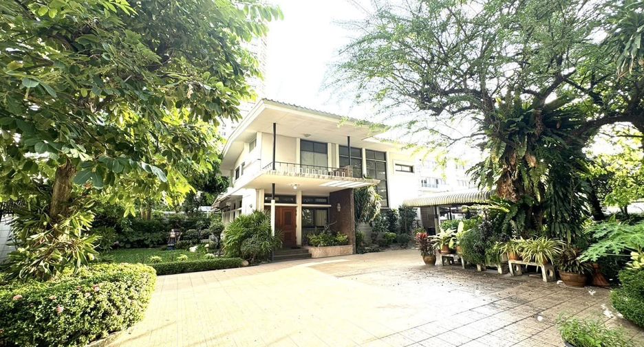 For rent 3 bedrooms house in Watthana, Bangkok