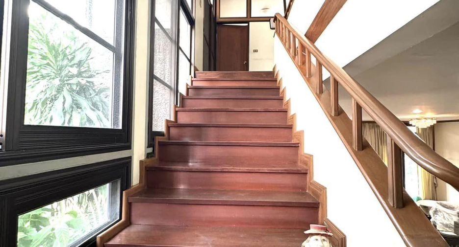 For rent 3 bedrooms house in Watthana, Bangkok