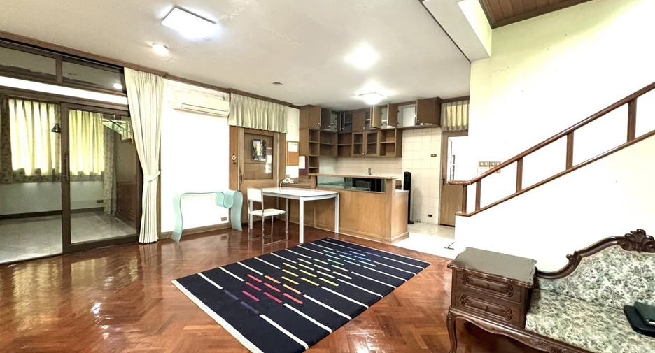 For rent 3 bedrooms house in Watthana, Bangkok