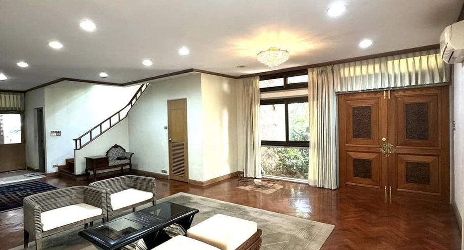 For rent 3 bedrooms house in Watthana, Bangkok