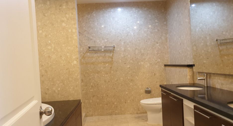 For rent 4 bedrooms condo in Watthana, Bangkok