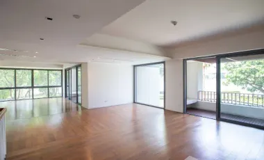 For rent 4 bedrooms condo in Yan Nawa, Bangkok
