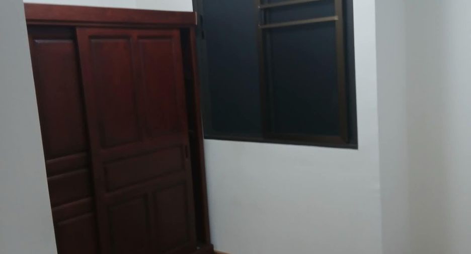 Casa adosada en alquiler de 3 habitaciones en Bang Khen, Bangkok
