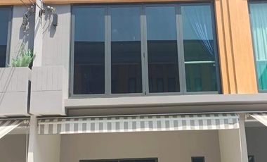 Casa adosada en alquiler de 4 habitaciones en Prawet, Bangkok