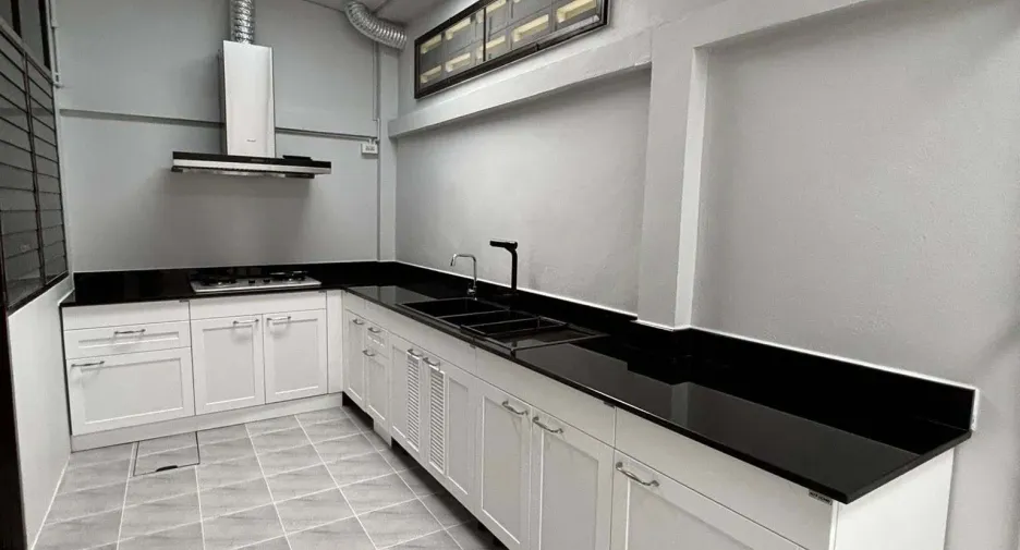 For rent 4 bedrooms townhouse in Yan Nawa, Bangkok