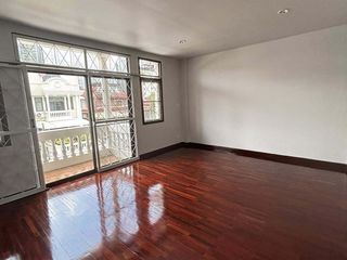 For rent 4 bedrooms townhouse in Yan Nawa, Bangkok