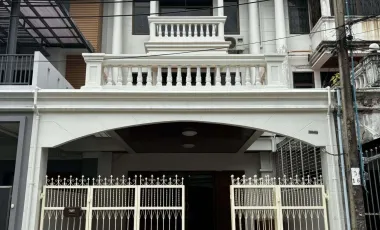 For rent 4 bedrooms townhouse in Yan Nawa, Bangkok