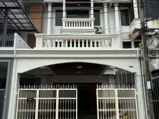 For rent 4 bedrooms townhouse in Yan Nawa, Bangkok