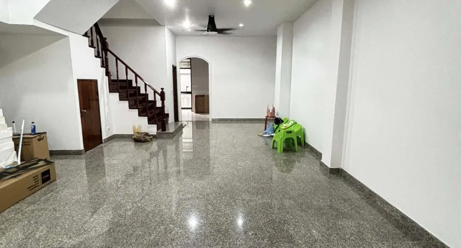 For rent 4 bedrooms townhouse in Yan Nawa, Bangkok