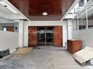 For rent 4 bedrooms townhouse in Yan Nawa, Bangkok