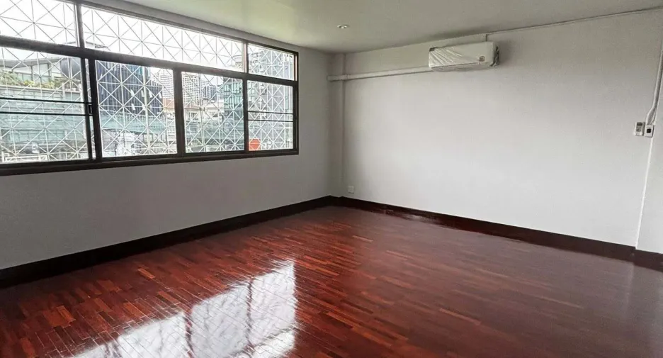 For rent 4 bedrooms townhouse in Yan Nawa, Bangkok