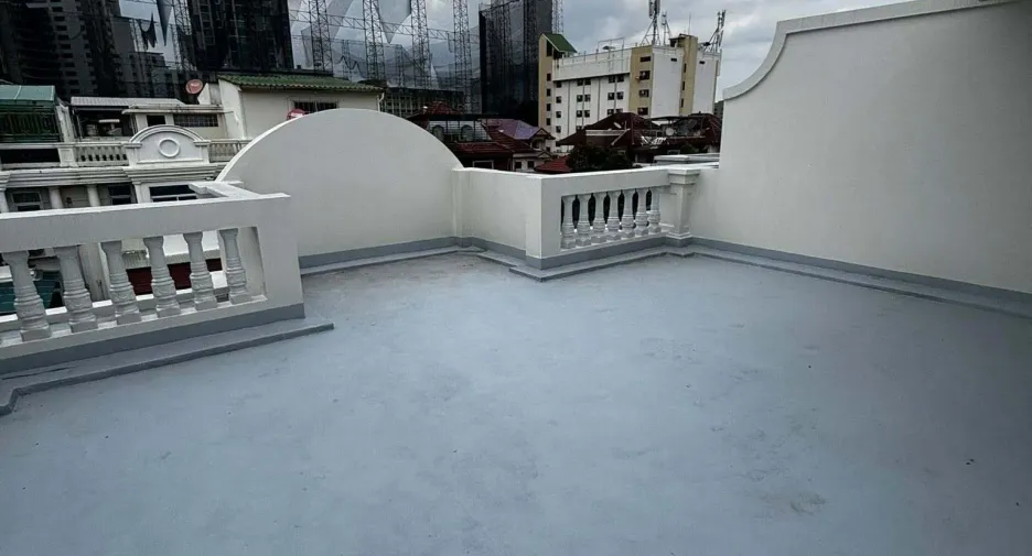 For rent 4 bedrooms townhouse in Yan Nawa, Bangkok