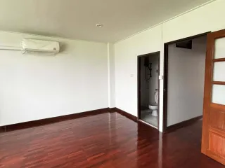 For rent 4 bedrooms townhouse in Yan Nawa, Bangkok